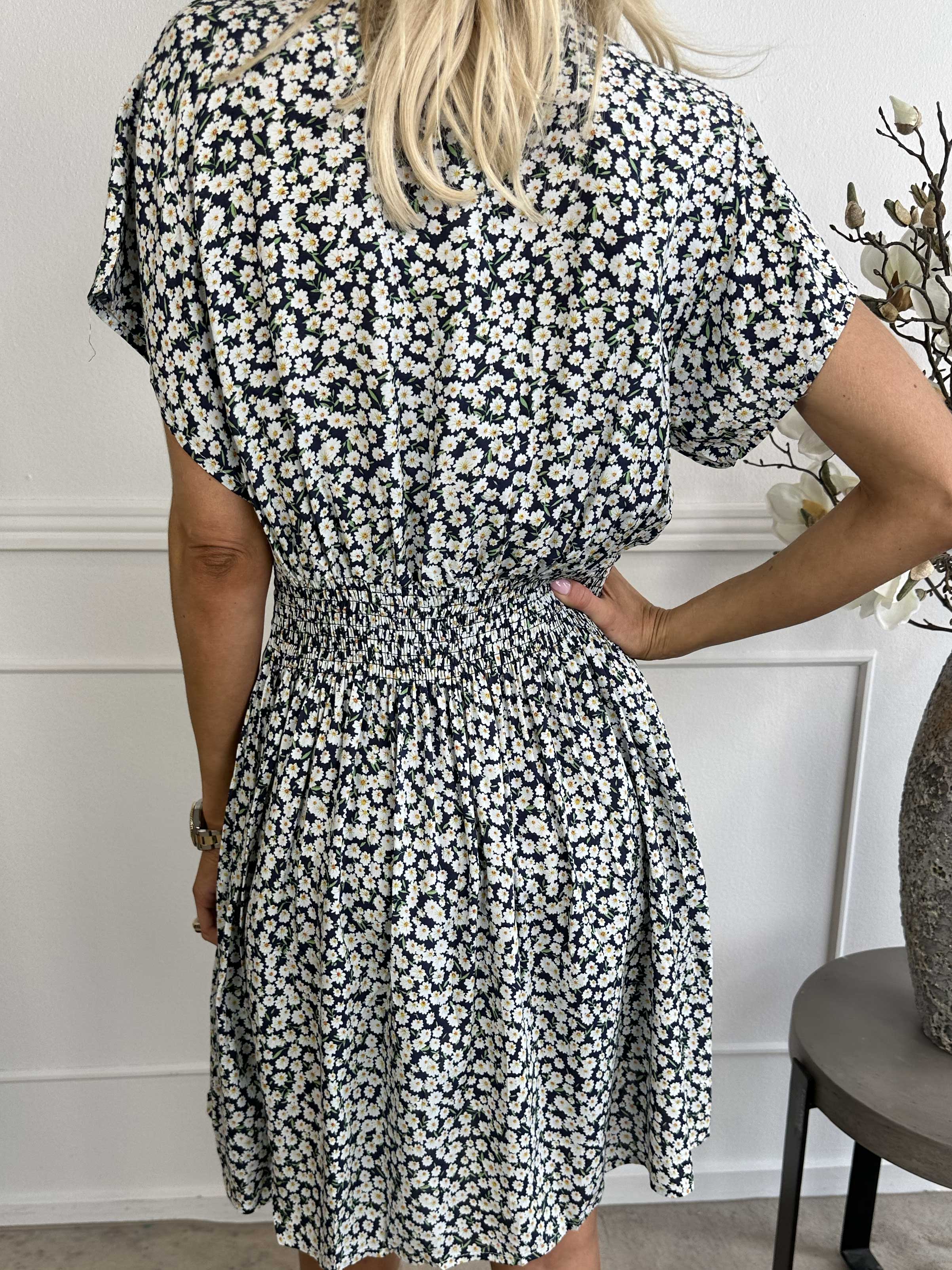 Clementine - Småblomstret kjole med elastik i taljen